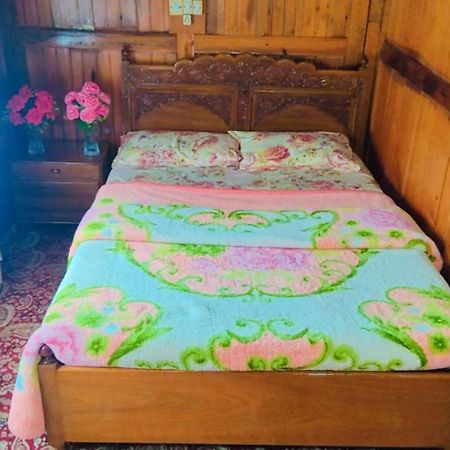 Houseboat Young Wild Rose Srinagar  Exterior photo
