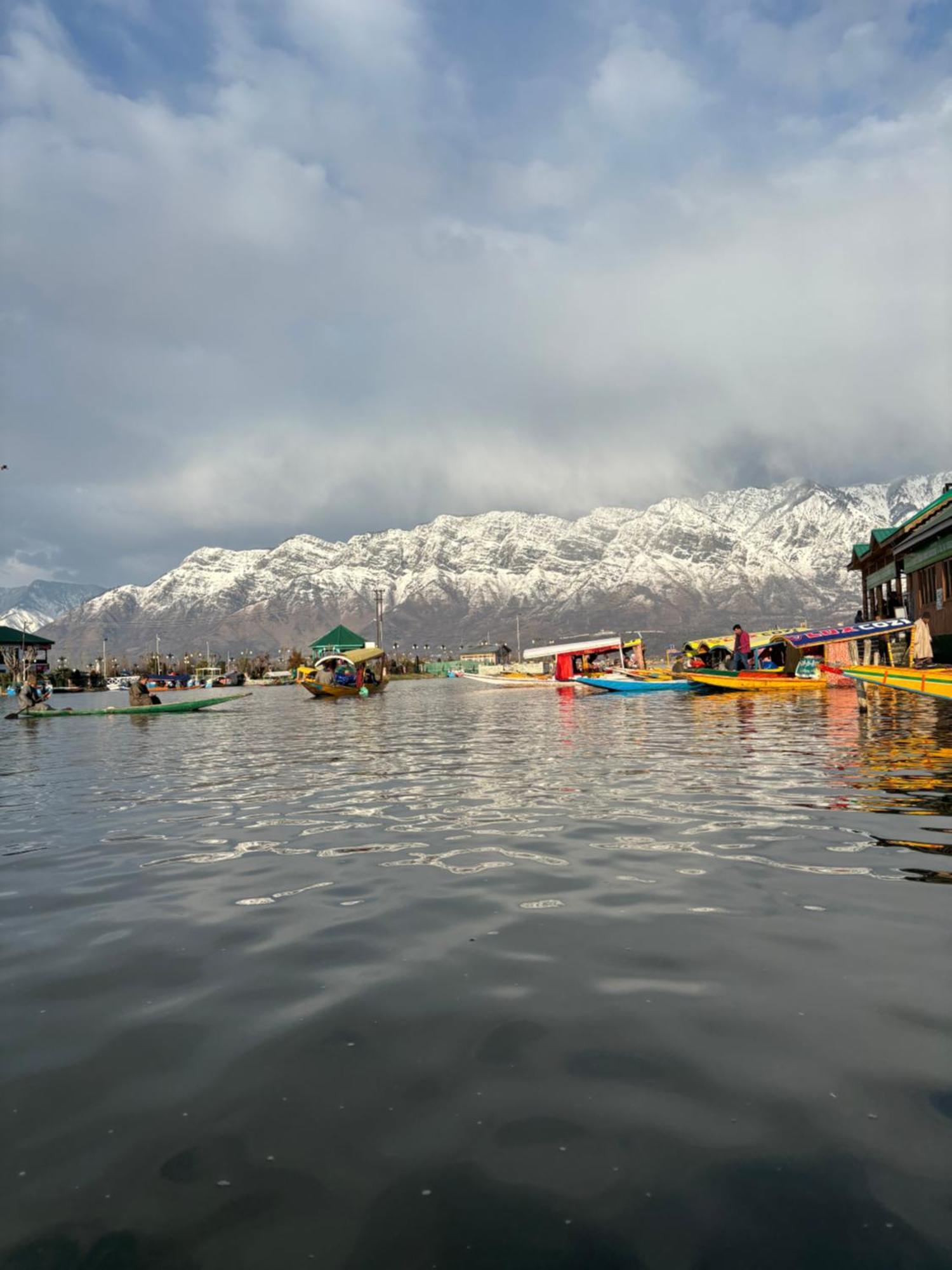 Houseboat Young Wild Rose Srinagar  Exterior photo
