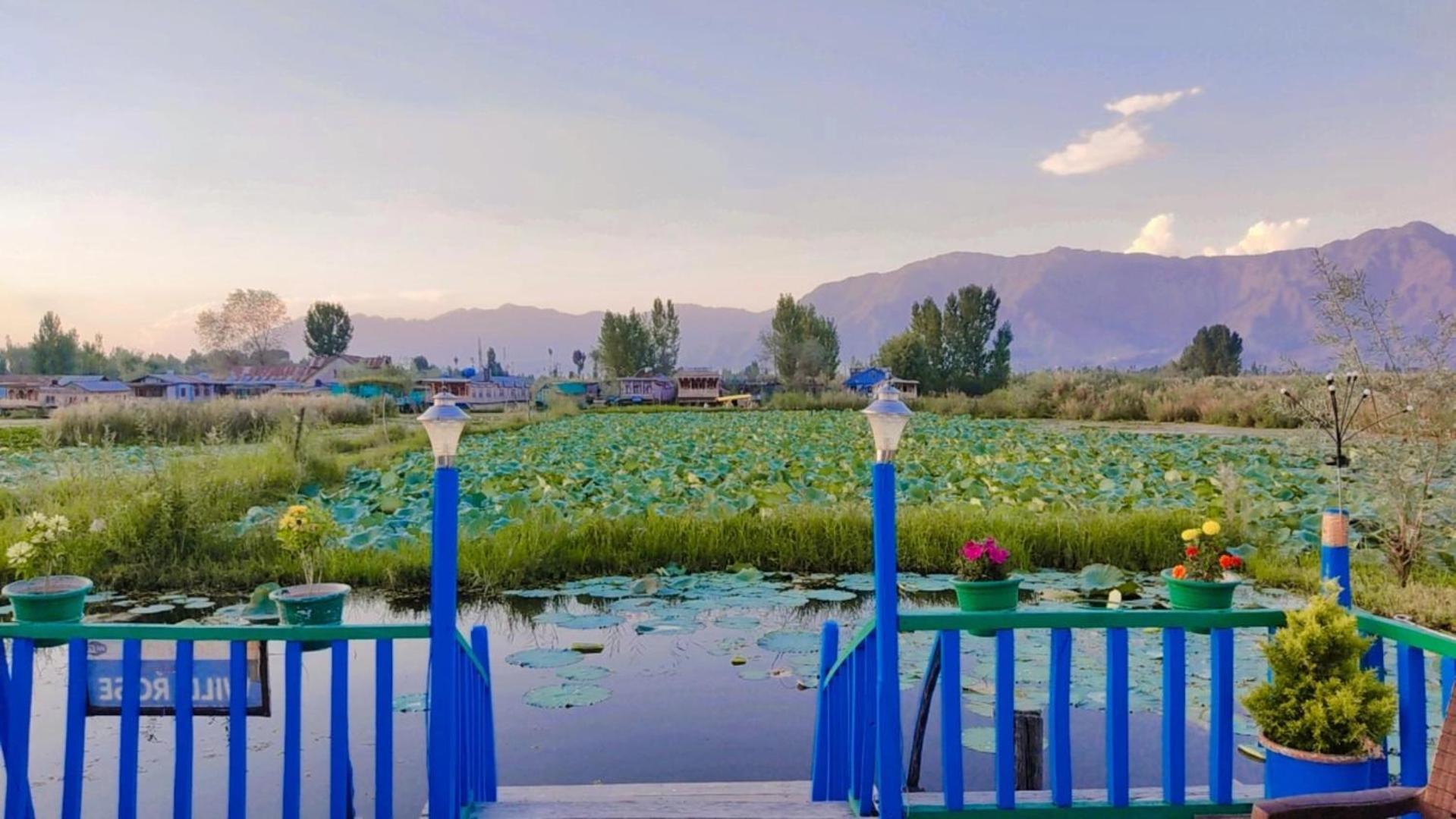 Houseboat Young Wild Rose Srinagar  Exterior photo