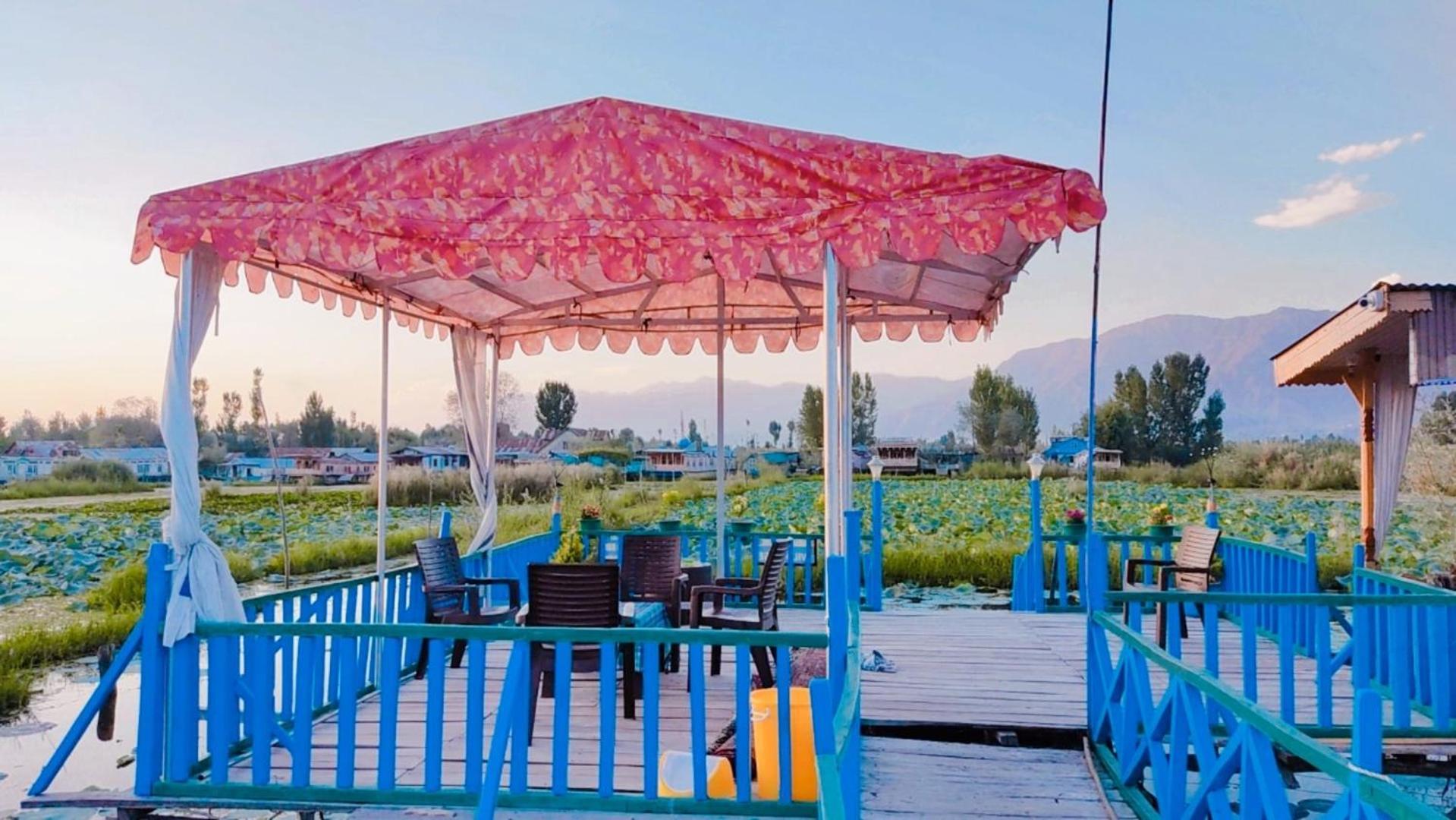 Houseboat Young Wild Rose Srinagar  Exterior photo