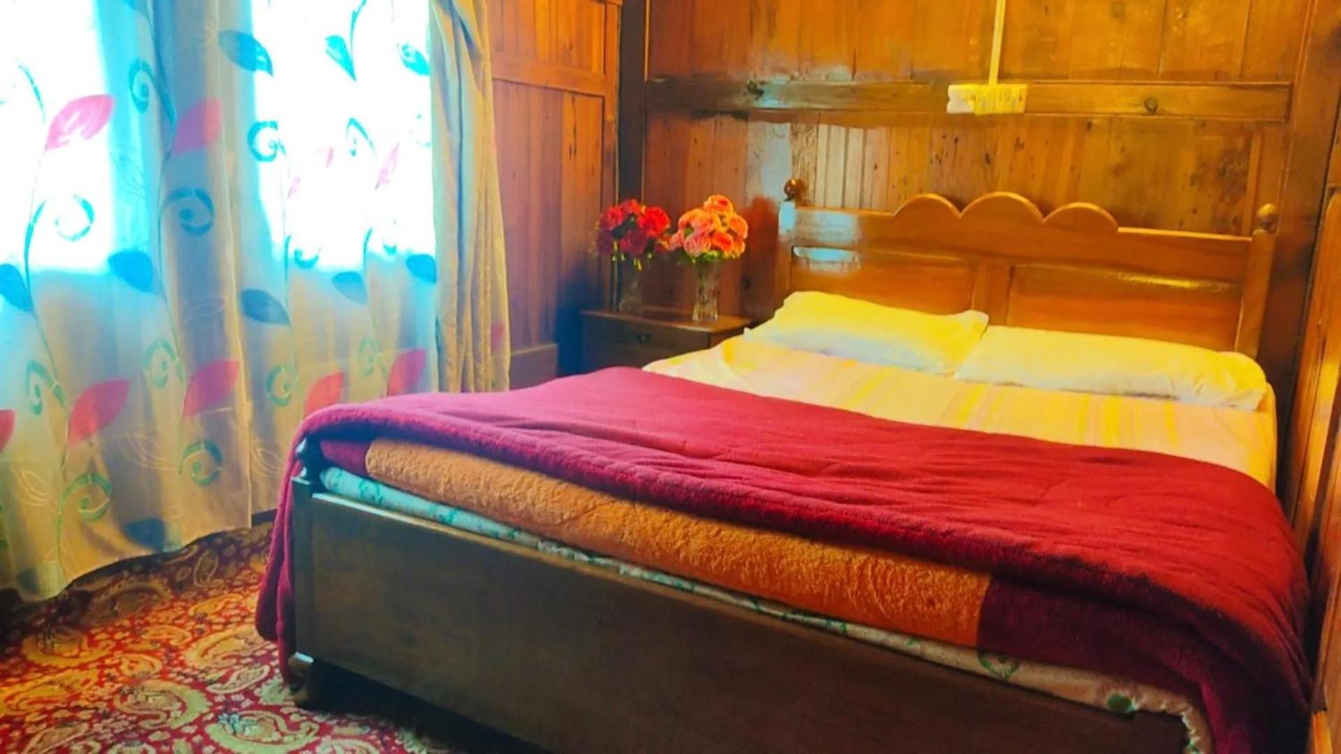Houseboat Young Wild Rose Srinagar  Exterior photo