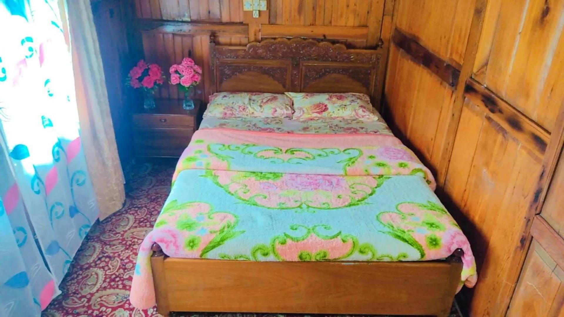 Houseboat Young Wild Rose Srinagar  Exterior photo